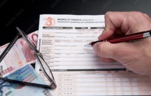Immagine di una mano con penna che compila il modello 730